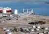 Argentina va a tener una de las plantas de girasol más grandes del mundo Vista aérea de una terminal portuaria e industrial junto a un río, con silos, tanques de almacenamiento y buques de carga destinados a exportación.
