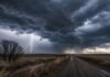 Lluvias, ráfagas de hasta 50 km/h y mínimas de 4°C: el frente frío que llega este domingo Cielo tormentoso de invierno sobre la llanura pampeana argentina con relámpagos, nubes oscuras, lluvia, fuertes vientos y un camino rural que se pierde en el horizonte.
