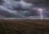 Nubosidad, frío y tormentas: el campo argentino enfrenta tres días complicados entre el miércoles y el viernes Relámpago iluminando un campo agrícola de la región pampeana bajo un cielo cubierto por densas nubes de tormenta, con rastrojo de cultivo y ambiente invernal en una amplia llanura rural argentina