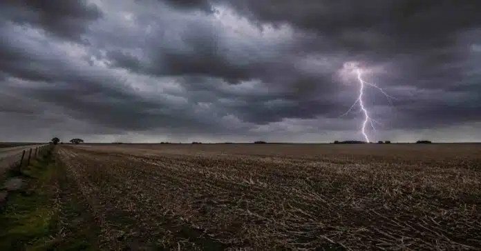 tormenta-relampago-campo-pampeano-invierno Relámpago iluminando un campo agrícola de la región pampeana bajo un cielo cubierto por densas nubes de tormenta, con rastrojo de cultivo y ambiente invernal en una amplia llanura rural argentina