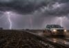 Heladas, tormentas en el NEA y máximas que no superan los 10°C: el pronóstico agropecuario hasta el viernes Tormenta con intensos relámpagos y lluvia sobre un campo en barbecho, mientras una pickup recorre un camino rural embarrado salpicando barro bajo un cielo oscuro.