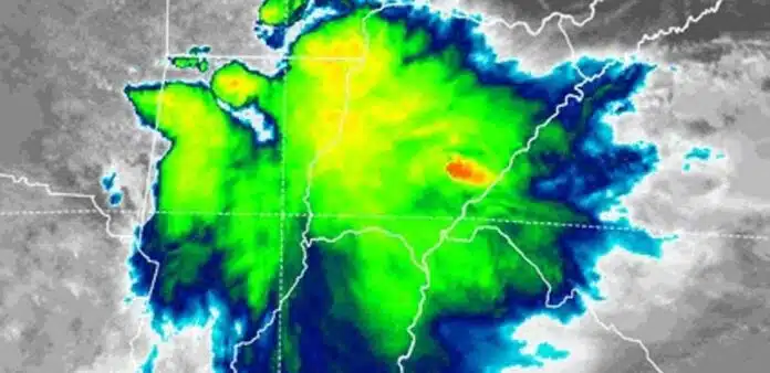 Imagen satelital de una tormenta severa de gran desarrollo sobre el noreste argentino, con núcleos convectivos intensos y alta actividad atmosférica asociados a lluvias fuertes, ráfagas y posible granizo