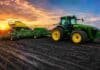 La siembra de trigo avanza en Santa Fe mientras la cosecha sigue condicionada por los excesos hídricos Tractor con sembradora sobre campo en barbecho y suelo húmedo al atardecer, con cielo de colores intensos en una escena agrícola