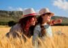 El agro apuesta a la tecnología para producir más alimentos con menor impacto ambiental Madre e hija observan un cultivo de trigo en un campo argentino, representando la producción sustentable de alimentos y el cuidado de los recursos naturales