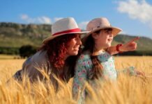 El agro apuesta a la tecnología para producir más alimentos con menor impacto ambiental Madre e hija observan un cultivo de trigo en un campo argentino, representando la producción sustentable de alimentos y el cuidado de los recursos naturales
