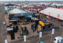 Valtra llegó a Agroactiva con tractores que piensan: inteligencia artificial y conectividad en el campo Vista aérea del stand de Valtra en una exposición agropecuaria, con tractores, cosechadoras y maquinaria agrícola exhibida en un predio ferial