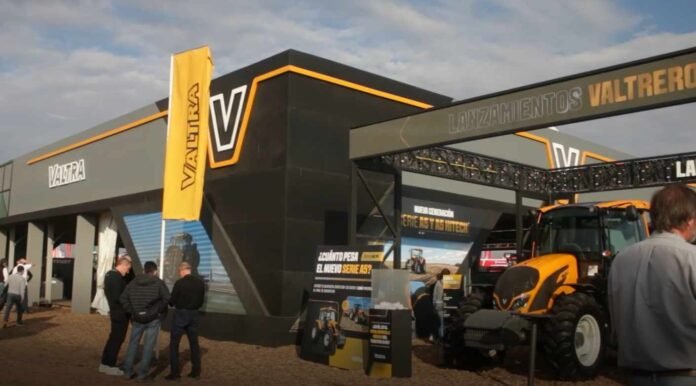 valtra-presento-las-lineas-a5-y-a5-hitech-en-agroactiva-2026 Stand de Valtra en Agroactiva 2026 con exhibición de tractores de las nuevas líneas A5 y A5 HiTech, junto a visitantes recorriendo el espacio de la marca durante la muestra agroindustrial