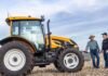 Valtra lanza en Agroactiva 2026 la nueva Serie A5 y A5 Hitech para reemplazar sus tractores más vendidos Productor agropecuario conversa junto a un tractor Valtra en un lote agrícola de la región pampeana durante una jornada de trabajo a campo