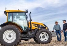 Valtra lanza en Agroactiva 2026 la nueva Serie A5 y A5 Hitech para reemplazar sus tractores más vendidos Productor agropecuario conversa junto a un tractor Valtra en un lote agrícola de la región pampeana durante una jornada de trabajo a campo