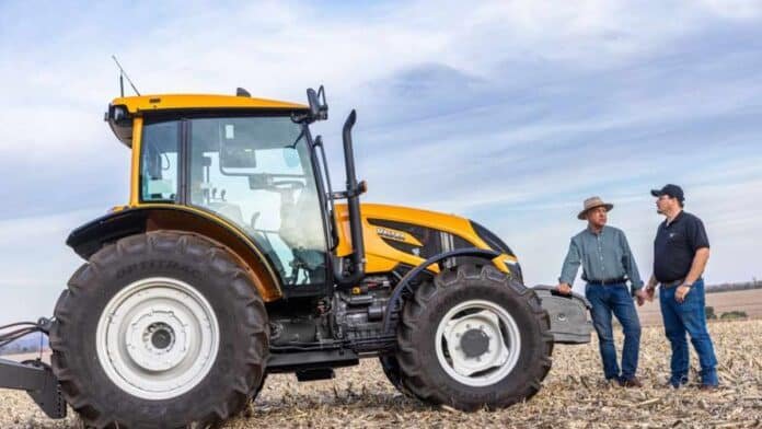 valtra-productor-campo-entre-rios Productor agropecuario conversa junto a un tractor Valtra en un lote agrícola de la región pampeana durante una jornada de trabajo a campo