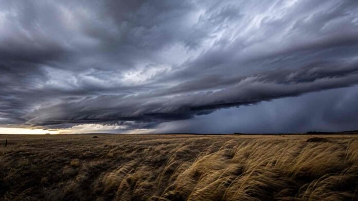 Paisaje que combina tormenta eléctrica en zona selvática con estepa patagónica azotada por el viento, ilustrando la triple alerta meteorológica del SMN.