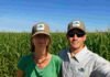 El girasol fue el cultivo del año y Zeta Semillas lo aprovechó: ahora apunta a repetirlo con el maíz Dos productores agropecuarios en un lote de maíz bajo cielo despejado.