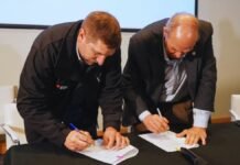 En la jornada ganadera de La Rural, el INTA selló alianzas con Angus, Braford y Corriedale para mejorar la genética bovina y ovina Dos representantes firman un acuerdo institucional durante un acto formal.