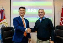 Huawei y Agricultores Federados Argentinos apuestan a digitalizar el campo Representantes de Huawei y Agricultores Federados Argentinos estrechan sus manos durante la firma de un acuerdo de cooperación para impulsar la transformación digital del agro argentino.