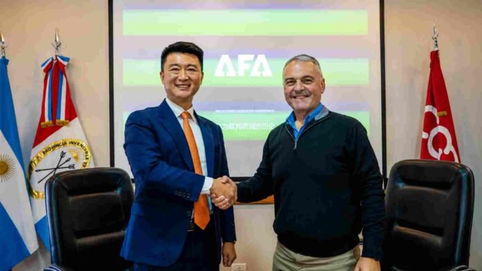 acuerdo-huawei-afa-transformacion-digital-ruralnet Representantes de Huawei y Agricultores Federados Argentinos estrechan sus manos durante la firma de un acuerdo de cooperación para impulsar la transformación digital del agro argentino.
