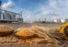 El agro mantiene su liderazgo pese al avance histórico del petróleo Granos de soja, maíz, trigo y girasol en primer plano, con silos y un puerto exportador al fondo, en una escena que ilustra el récord de exportaciones argentinas y el aporte del agro.