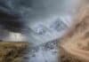 Alerta naranja por nieve y avisos por tormentas y viento Zonda Tormentas fuertes, nevadas intensas y viento Zonda representados en una escena de alerta meteorológica en Argentina.