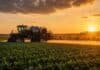 Legisladores de cuatro partidos se juntaron para discutir la ley de fitosanitarios que la Argentina no tiene Pulverizadora agrícola aplicando fitosanitarios sobre un cultivo durante el atardecer.