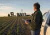 La suba de los insumos mantiene bajo presión la rentabilidad del agro Productor agropecuario observa un lote junto a su camioneta y silos, en una escena vinculada con la baja rentabilidad y el aumento de los costos del campo.