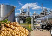 Argentina podrá seguir exportando biodiésel de soja a la Unión Europea Planta industrial de biodiésel con tanques, cañerías y soja en primer plano como materia prima para biocombustibles.
