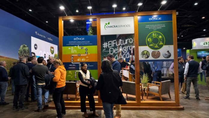 bunge-aapresid-2026-ruralnet Stand de Bunge y Chacra Servicios con visitantes durante el Congreso Aapresid 2026 en Rosario.