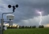 Cambia el tiempo desde el viernes 31: lluvias, ráfagas y descenso térmico Estación meteorológica rural bajo fuertes ráfagas, lluvia y un relámpago ante el avance de un frente frío en la región pampeana.
