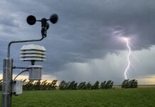 Cambia el tiempo desde el viernes 31: lluvias, ráfagas y descenso térmico Estación meteorológica rural bajo fuertes ráfagas, lluvia y un relámpago ante el avance de un frente frío en la región pampeana.