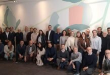 CAPROVE reafirmó su liderazgo con Wauters al frente y trabajó con el SENASA los desafíos regulatorios del sector Grupo de representantes del sector veterinario y agropecuario reunidos en una sala institucional durante un encuentro de trabajo.