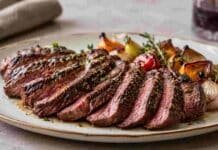 El nuevo mapa del consumo: la carne vacuna cede frente a otras proteínas Plato con carne vacuna cocida y vegetales asados, en una presentación gastronómica sobre una mesa.
