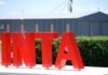 Tres expresidentes del INTA firmaron una carta pública: el organismo perdió 1.800 trabajadores y el daño excede lo presupuestario Cartel institucional del INTA frente a una estación experimental agropecuaria con instalaciones rurales al fondo.