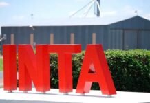 Tres expresidentes del INTA firmaron una carta pública: el organismo perdió 1.800 trabajadores y el daño excede lo presupuestario Cartel institucional del INTA frente a una estación experimental agropecuaria con instalaciones rurales al fondo.