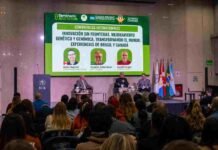 Alertan que la soja necesita ampliar su diversidad genética para seguir aumentando los rindes Auditorio con asistentes durante una conferencia internacional sobre mejoramiento genético y genómica aplicada a la producción animal, con panel de especialistas en el escenario y pantalla de presentación al fondo.
