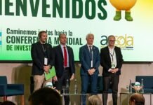 Con la nueva concesión, la Hidrovía deja de ser el cuello de botella del agro argentino Autoridades y representantes del sector agroindustrial durante la apertura de una conferencia sobre soja en un auditorio, con pantalla de bienvenida de fondo.