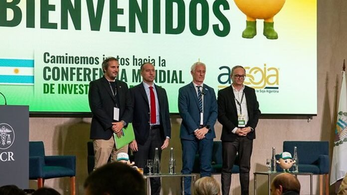 conferencia-mundial-soja-argentina-aapresid-ruralnet Autoridades y representantes del sector agroindustrial durante la apertura de una conferencia sobre soja en un auditorio, con pantalla de bienvenida de fondo.