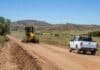 Después de un año de trabajo con el campo, San Luis presentó su sistema de consorcios camineros inspirado en Córdoba Motoniveladora y camioneta trabajan en el mantenimiento de un camino rural de San Luis.