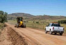 Después de un año de trabajo con el campo, San Luis presentó su sistema de consorcios camineros inspirado en Córdoba Motoniveladora y camioneta trabajan en el mantenimiento de un camino rural de San Luis.