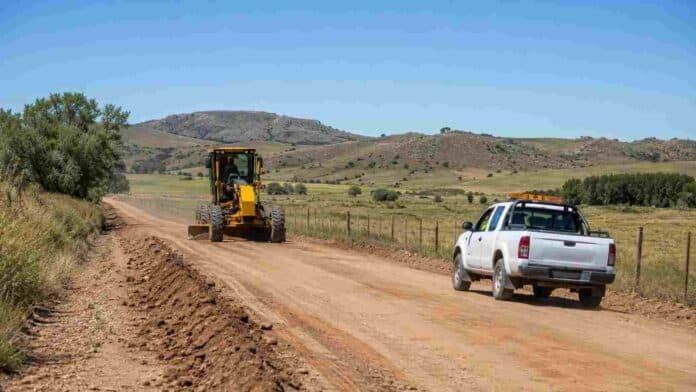 Motoniveladora y camioneta trabajan en el mantenimiento de un camino rural de San Luis.