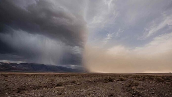 Paisaje rural argentino con contraste climático: tormenta con lluvia sobre cerros cordilleranos de un lado y viento levantando tierra seca sobre una llanura árida del otro.