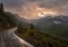 Menos agua y más viento: así sigue el temporal en la Patagonia y Cuyo este martes Camino de montaña húmedo en la cordillera de Neuquén o Río Negro, con lluvia ligera, un relámpago y claros de cielo entre las nubes al atardecer