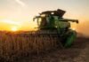 Patentamientos de maquinaria agrícola: junio cerró con una baja del 5,1% interanual Cosechadora John Deere S7 cosechando soja al atardecer en un campo de la pampa húmeda, con luz dorada y polvo en suspensión.