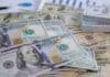 Qué hacer con los dólares: la estrategia sugerida para productores y empresas Billetes de dólares estadounidenses utilizados como cobertura cambiaria ante el próximo escenario electoral.