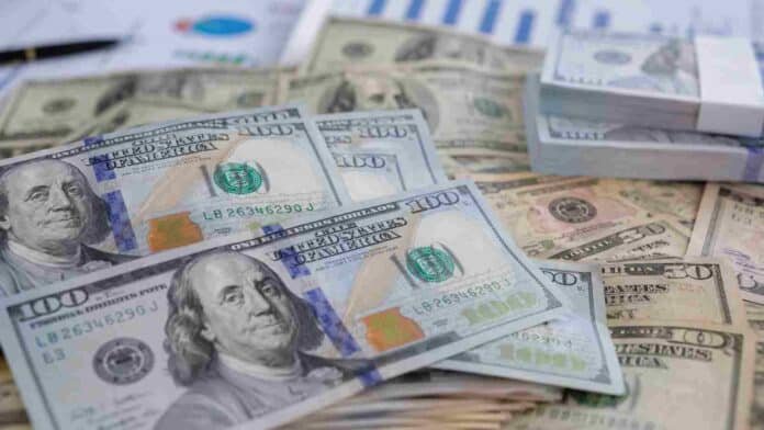 Billetes de dólares estadounidenses utilizados como cobertura cambiaria ante el próximo escenario electoral.