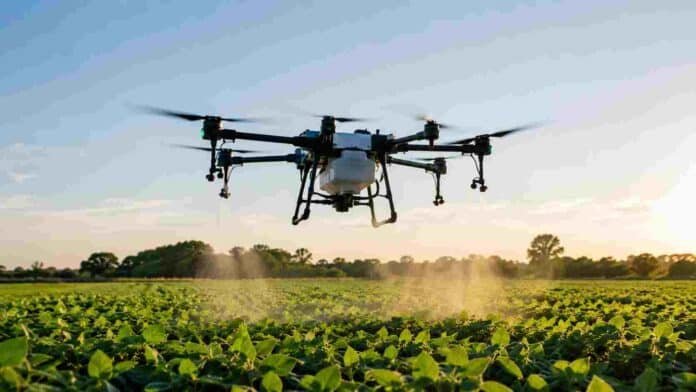 dron-aplicador-cultivo-agricola-ruralnet Dron aplicador pulveriza de manera localizada sobre un cultivo agrícola al atardecer.