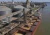 Récord histórico: los puertos argentinos embarcaron 52,8 millones de toneladas en el primer semestre Carga de soja en un buque granelero desde una terminal portuaria del Gran Rosario.
