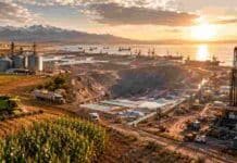 Las exportaciones de agro, minería y energía marcarían un récord histórico de divisas Complejo agroindustrial, minero y energético de Argentina con cultivos, silos, mina, instalaciones petroleras y buques de exportación.