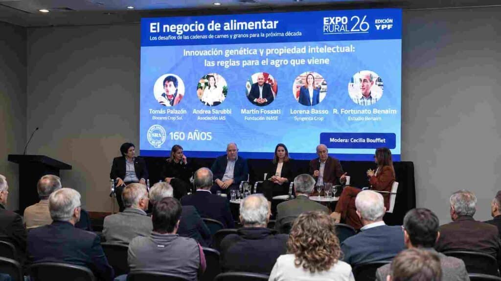 Panel sobre innovación genética y propiedad intelectual en el agro durante Expo Rural 2026, con especialistas y público presente.