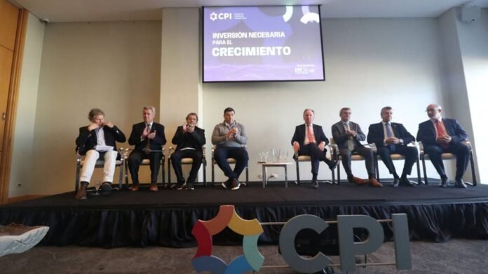 Panel de especialistas durante una jornada sobre la inversión necesaria para el crecimiento de la infraestructura argentina.