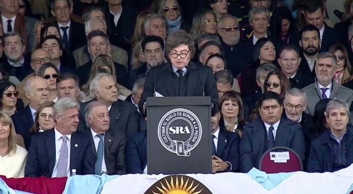 Javier Milei brinda su discurso durante la inauguración de la 138.ª Exposición Rural de Palermo.