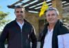 Del mostrador a la inteligencia artificial: así cambió el negocio de semillas en una década Dos referentes del sector agropecuario durante una jornada técnica a campo, posando frente a un establecimiento rural en un encuentro vinculado a la producción agrícola argentina.