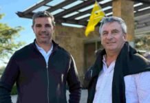 Del mostrador a la inteligencia artificial: así cambió el negocio de semillas en una década Dos referentes del sector agropecuario durante una jornada técnica a campo, posando frente a un establecimiento rural en un encuentro vinculado a la producción agrícola argentina.